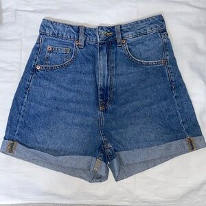 Women’s H&M medium blue wash roll up high waisted Jean Shorts size 0‎